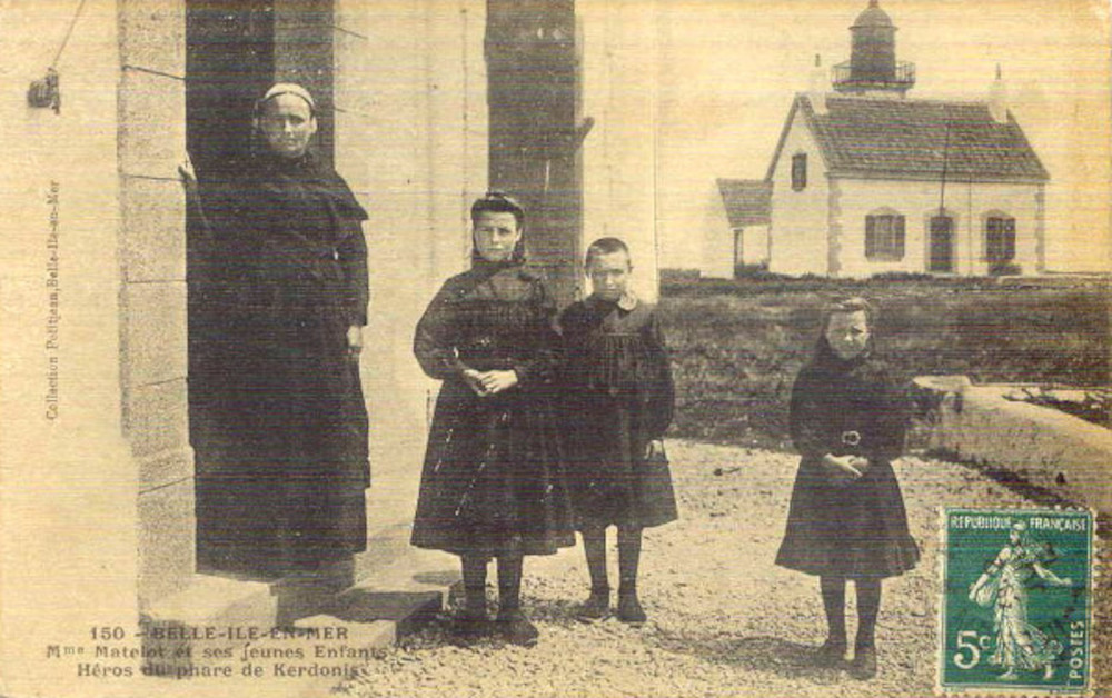 Eugénie Matelot et ses enfants, au phare de Kerdronis à Belle-île en mer. Carte postale de la collection PetitJean. Source : Wikicommons.