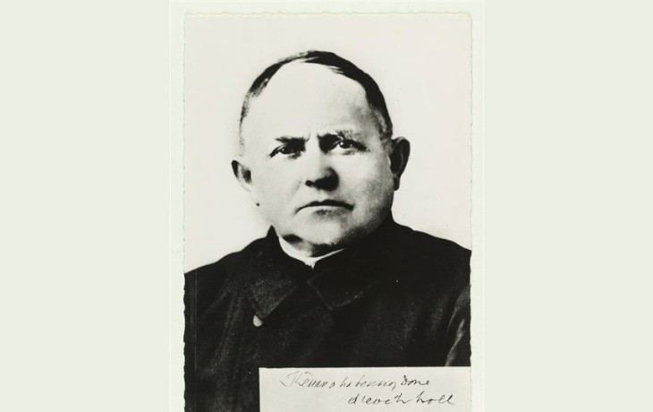 Portrait-photo de Jean-Marie Perrot. Carte postale. Une formule en breton "Kenavo ha bennoz Doue deoc'h holl" (Au revoir et merci à tous) est indiquée en bras à droite. Source : collections du Musée de Bretagne. Portrait-photo de Jean-Marie Perrot. Carte postale. Une formule en breton "Kenavo ha bennoz Doue deoc'h holl" (Au revoir et merci à tous) est indiquée en bras à droite. Source : collections du Musée de Bretagne.