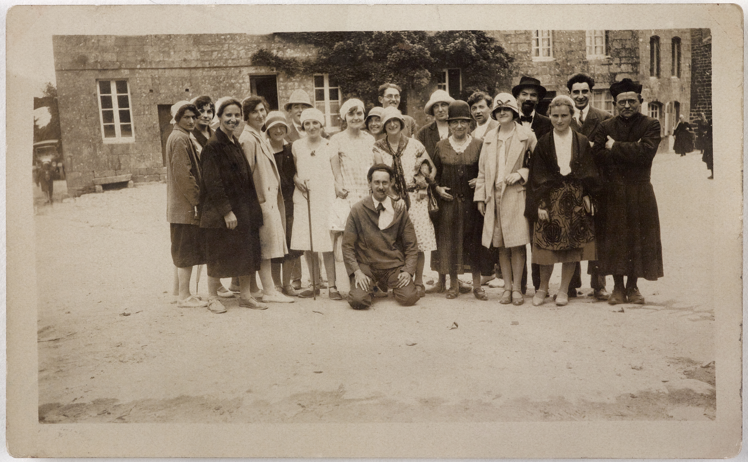 Place de Locronan. 1929. L’abbé Jean-Marie Perrot (en soutane, à droite de la photo) pose avec plusieurs personnalités du mouvement breton, dont François Debauvais et René-Yves Creston. Source : collections du Musée de Bretagne. Place de Locronan. 1929. L’abbé Jean-Marie Perrot (en soutane, à droite de la photo) pose avec plusieurs personnalités du mouvement breton, dont François Debauvais et René-Yves Creston. Source : collections du Musée de Bretagne.