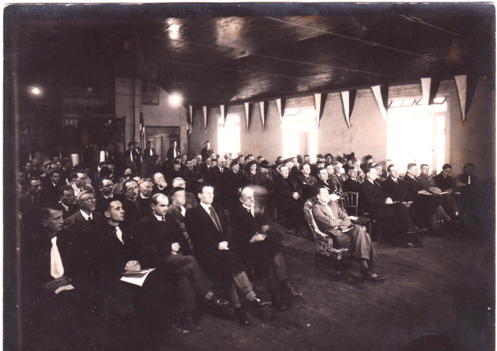 Congrès des cadres du PNB de l'arrondissement de Quimper le 10 décembre 1941 avec les Bagadoù Stourm au fond et Raymond Delaporte dans le fauteuil - Collection privée Kristian Hamon