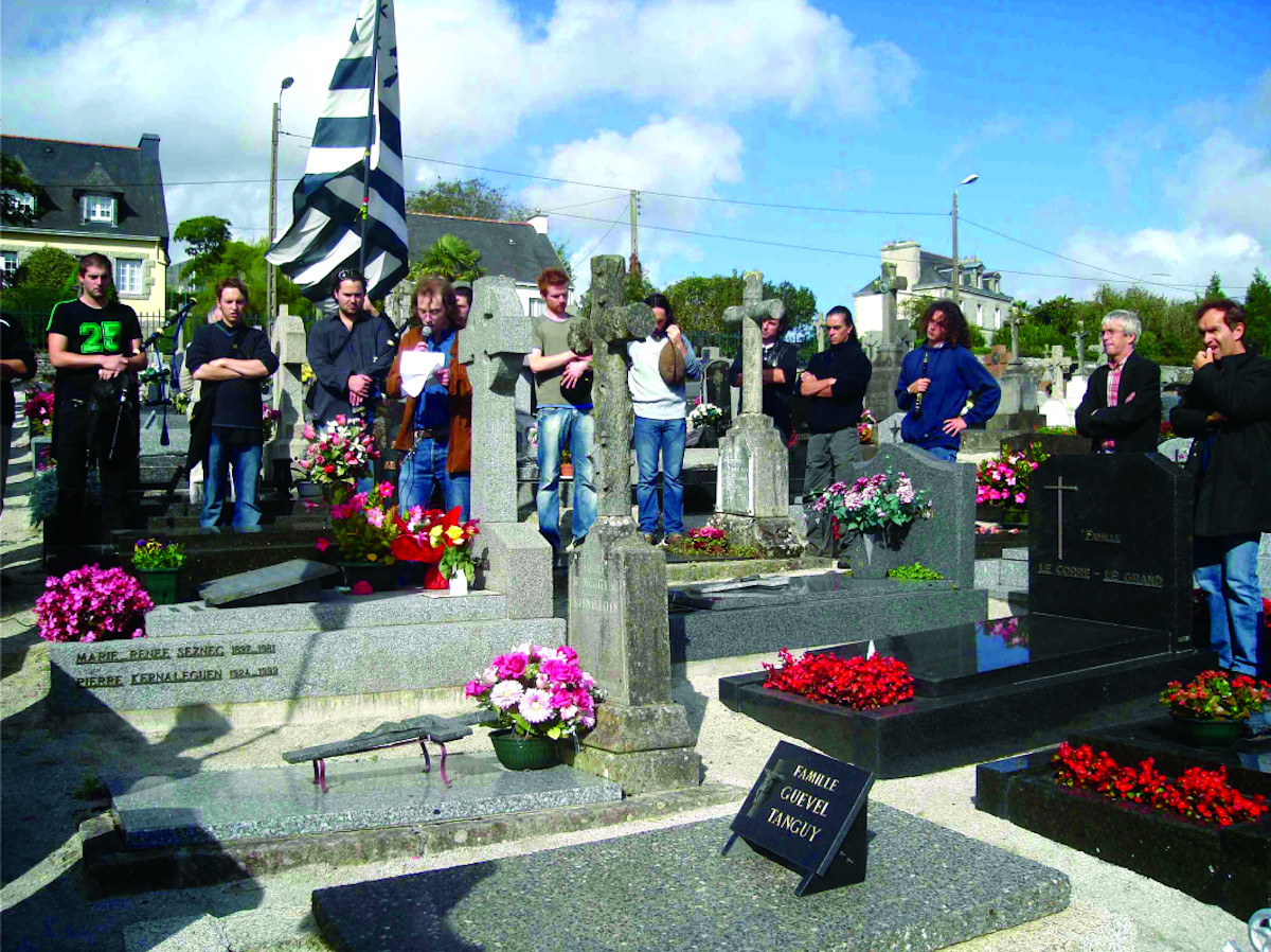 Hommage à Yann-Kel Kernaleguen, le premier mort du FLB, dans le cimetière de Kerfeunten, à Quimper, en septembre 2006. Cliché Erwan Chartier.