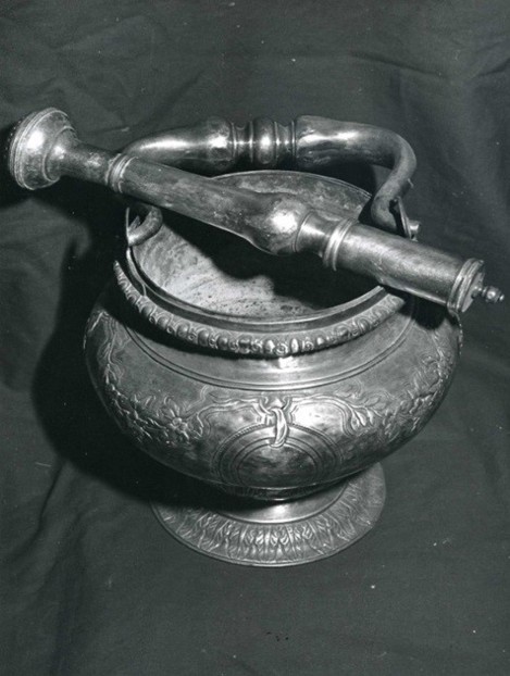 Seau à aspersion et son goupillon (1753), Plumelin (Morbihan) © Diego Mens, 2008