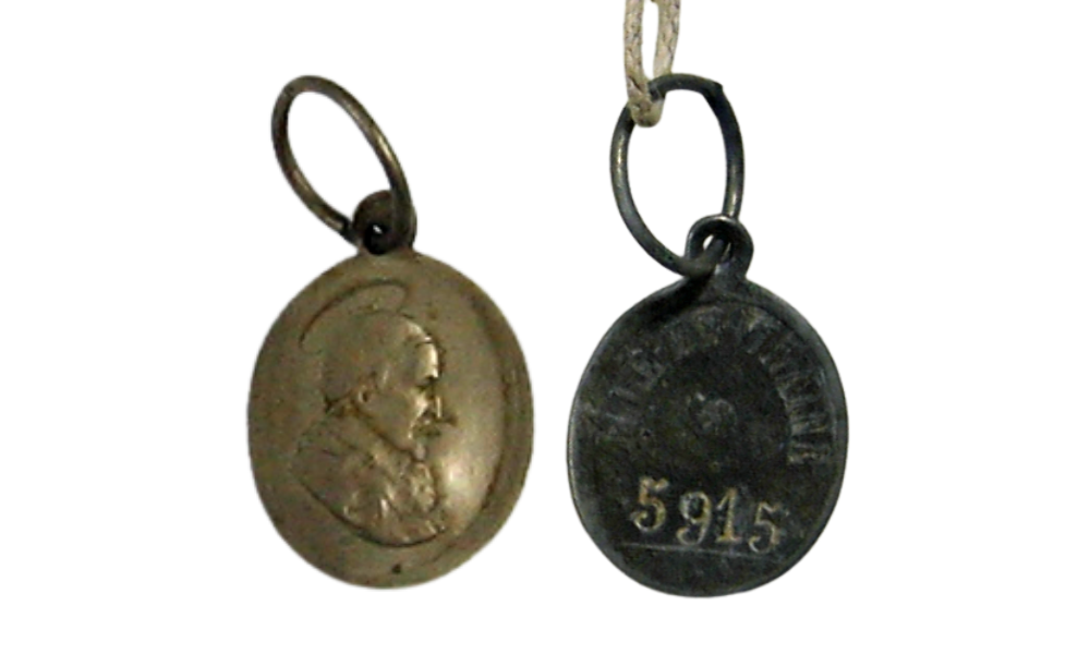 Collier portant un numéro pour identifier l'enfant. 