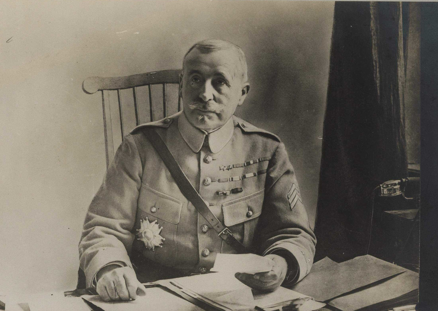 Le général Nivelle à son bureau, 9 novembre 1916. La Contemporaine: VAL 208/160.