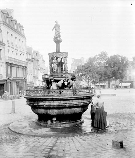 La fontaine de la Plomée à Guingamp en 1900. L’approvisionnement en eau potable se faisait jusqu’au début du XXe siècle grâce aux fontaines ou aux puits - Wikimedia- Petit