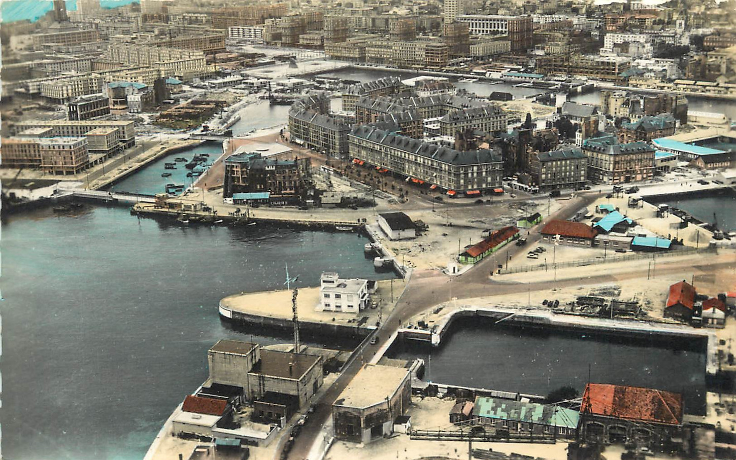 L'avant-port et le quartier Saint-François dans les années 1960 (carte postale). Collection particulière.