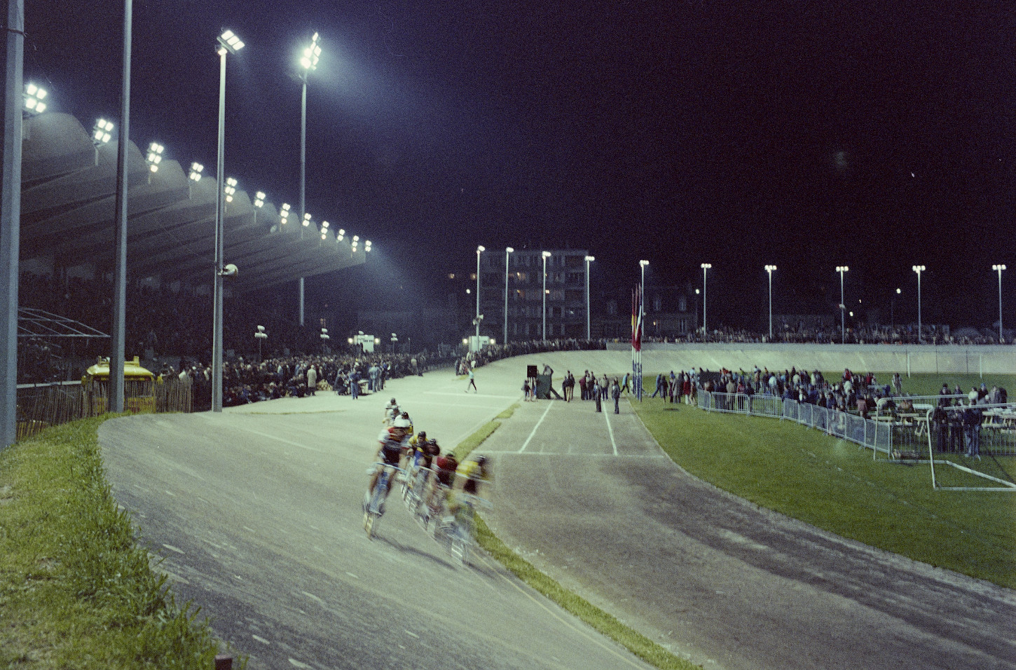 Sur le vélodrome de Rennes, en nocturne, 23 mars 1978. Musée de Bretagne : 2014.0021.98.3. 