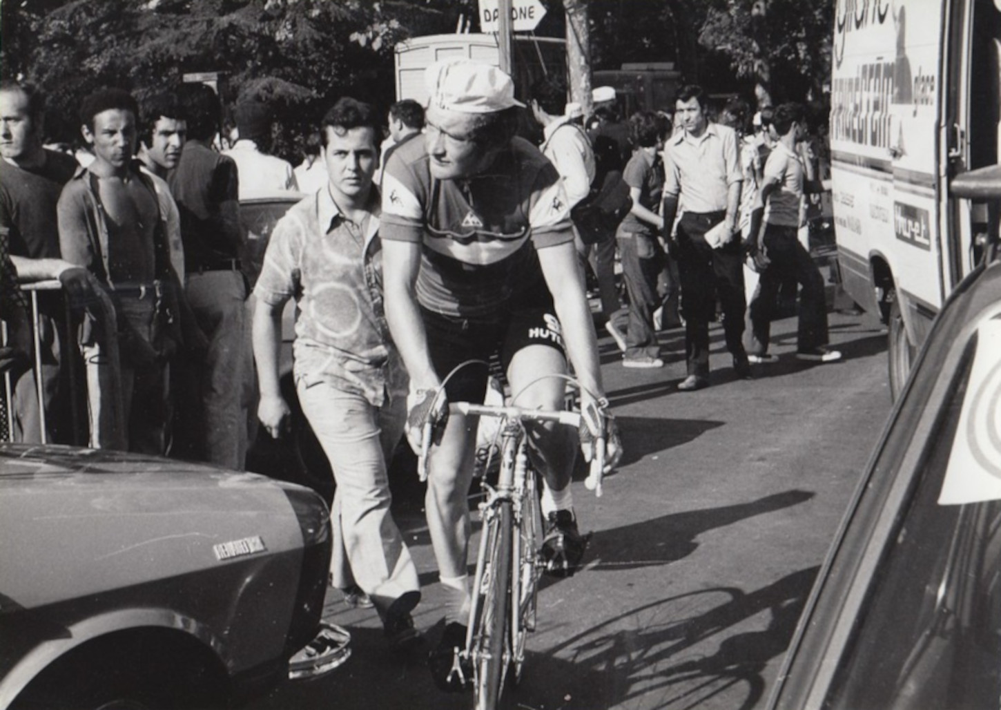 Cyrille Guimard au début des années 1970, au départ d'une course (sans lieu ni date). Collection privée Yves-Marie Evanno.. 