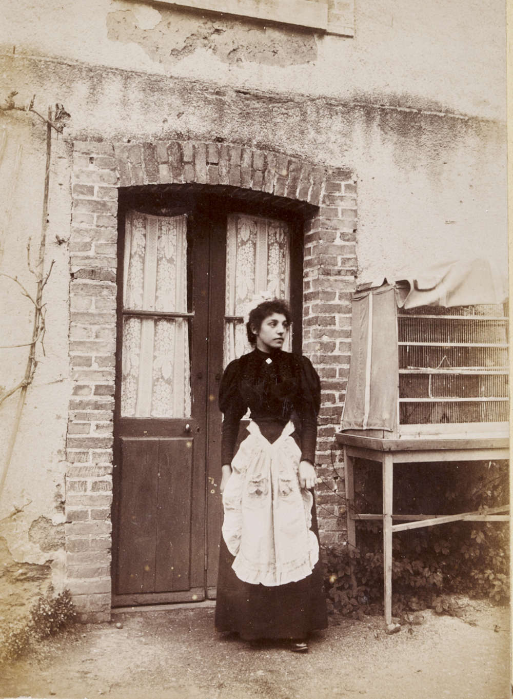 Soubrette, probablement en Ille-et-Vilaine, en 1895. Photo : Ange Colombo. Source : Collections du Musée de Bretagne, Rennes.