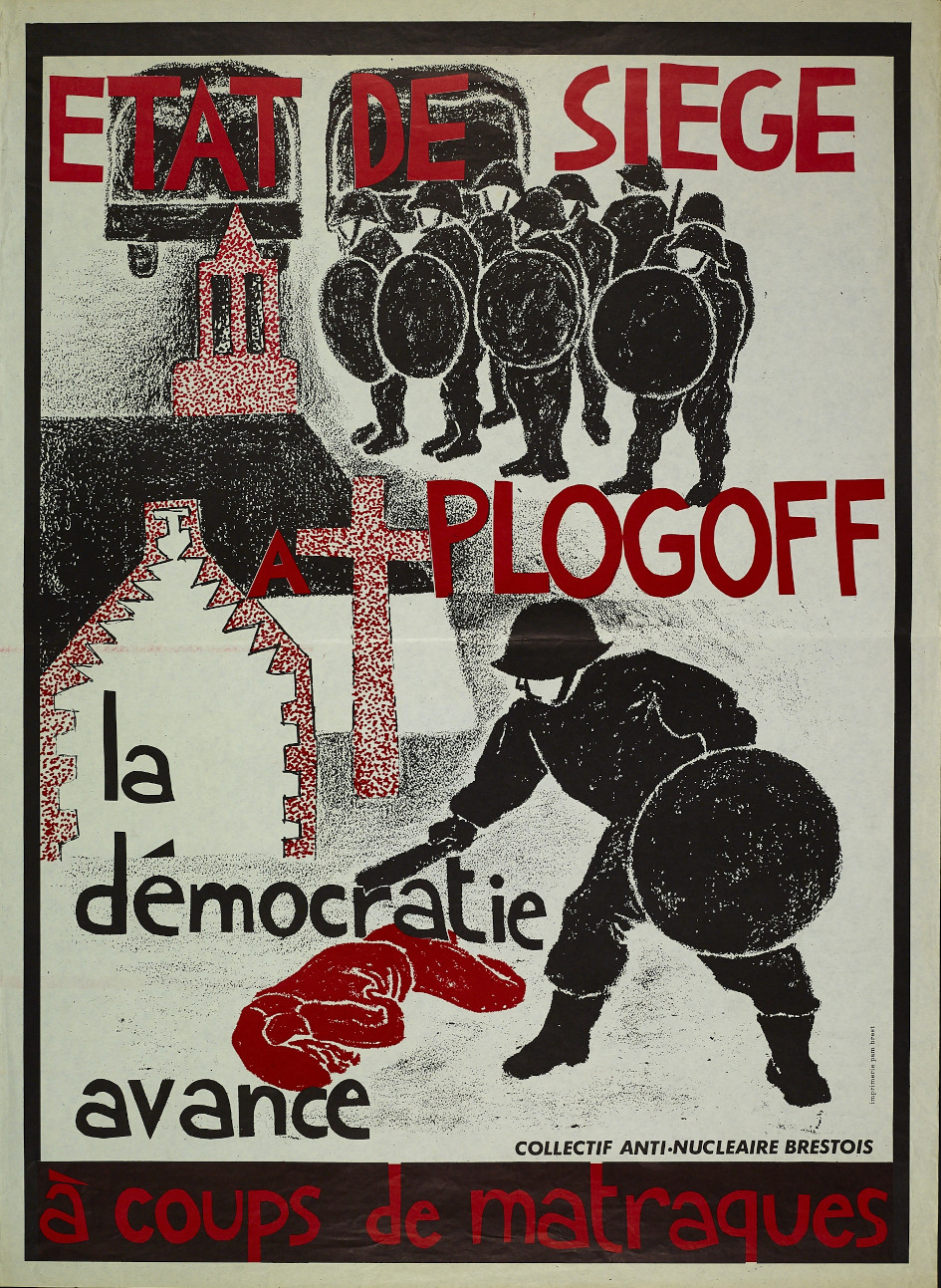 État de siège à Plogoff, anonyme (vers 1980). Collections Musée de Bretagne, Rennes :  980.0037.10, CC-BY-NC-ND.