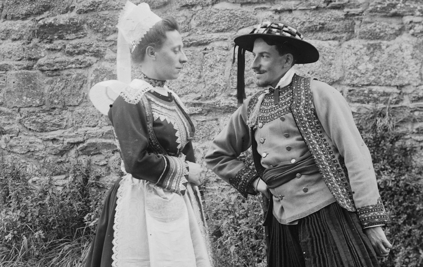 Femme en costume de Plouaret, village natal de François-Marie Luzel, et homme en costume de Bannalec (détail). Musée de Bretagne: 992.0077.2033.