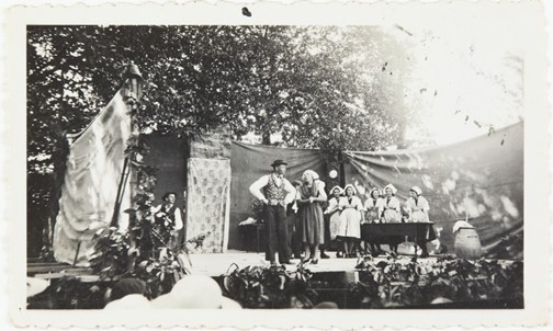 Représentation du spectacle « Mon village chante et danse » par le Groupe Gallo-Breton de Simone Morand (au premier plan, à droite), à La Mézière (35) en 1941. Collection Musée de Bretagne. N° d’inventaire : 2021.0026.157. 