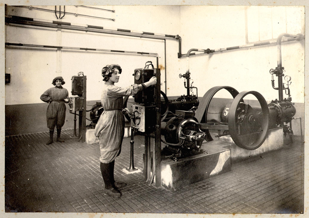 Femmes à la poudrerie nationale de Toulouse. 1914-1918. Source : Archives municipales de Toulouse. N° Inventaire : 16 Fi 22/94