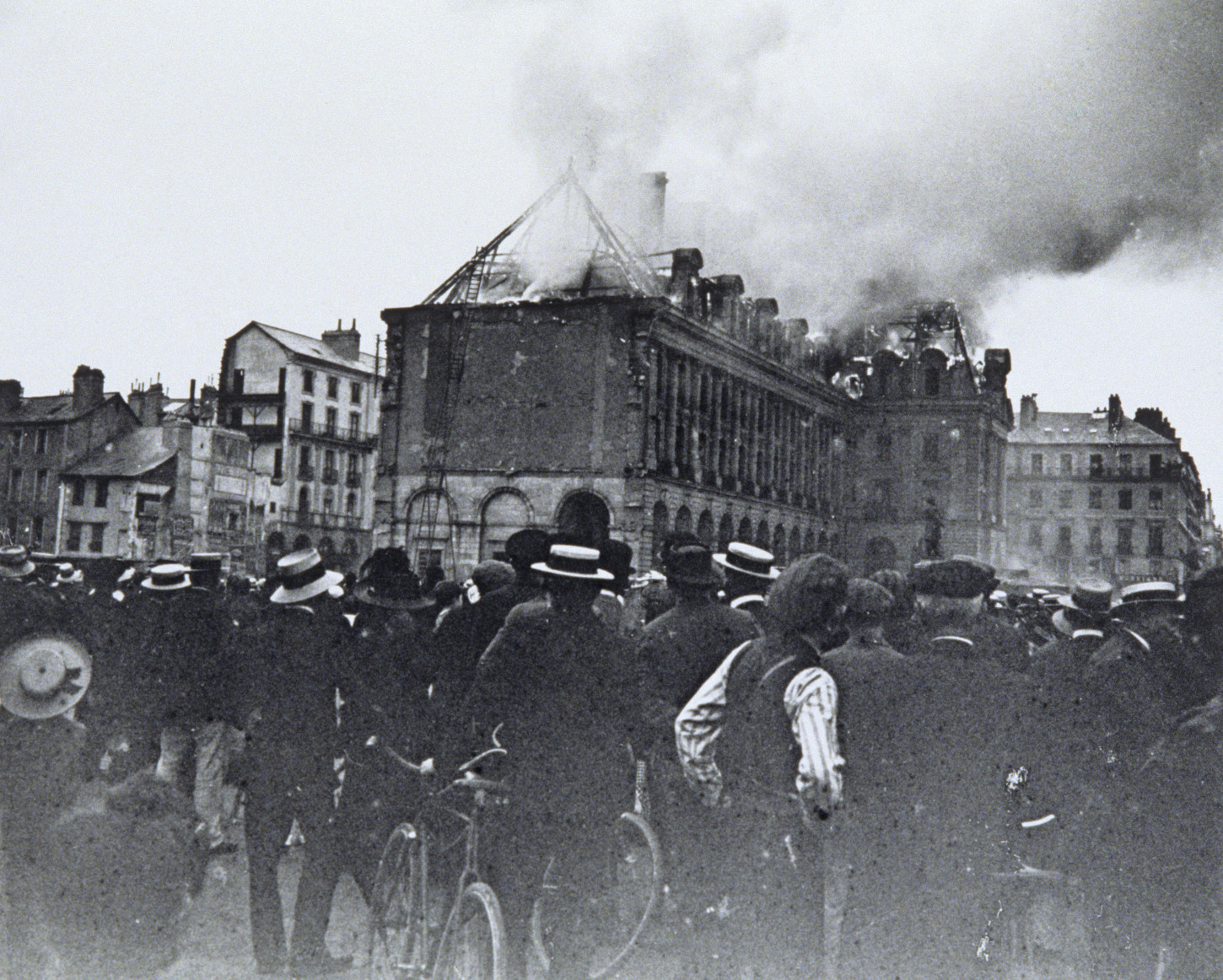 29 juillet, 1911, la foule devant l’incendie du palais du Commerce à Rennes. Musée de Bretagne : 977.0021.15.