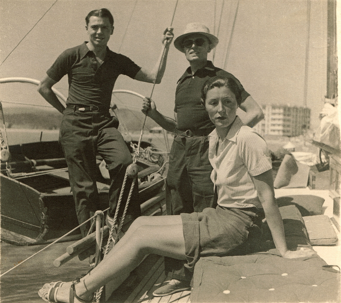 En vacances à Saint-Tropez dans les années 1930, sur La Gilda, le voilier d'un couple d'amis, le sous-préfet Jean Moulin, à gauche, avec Pierre Cot et une femme souvent identifiée comme étant Nena Cot mais qui pourrait être Andrée Chatin. Collection particulière famille Benoit.