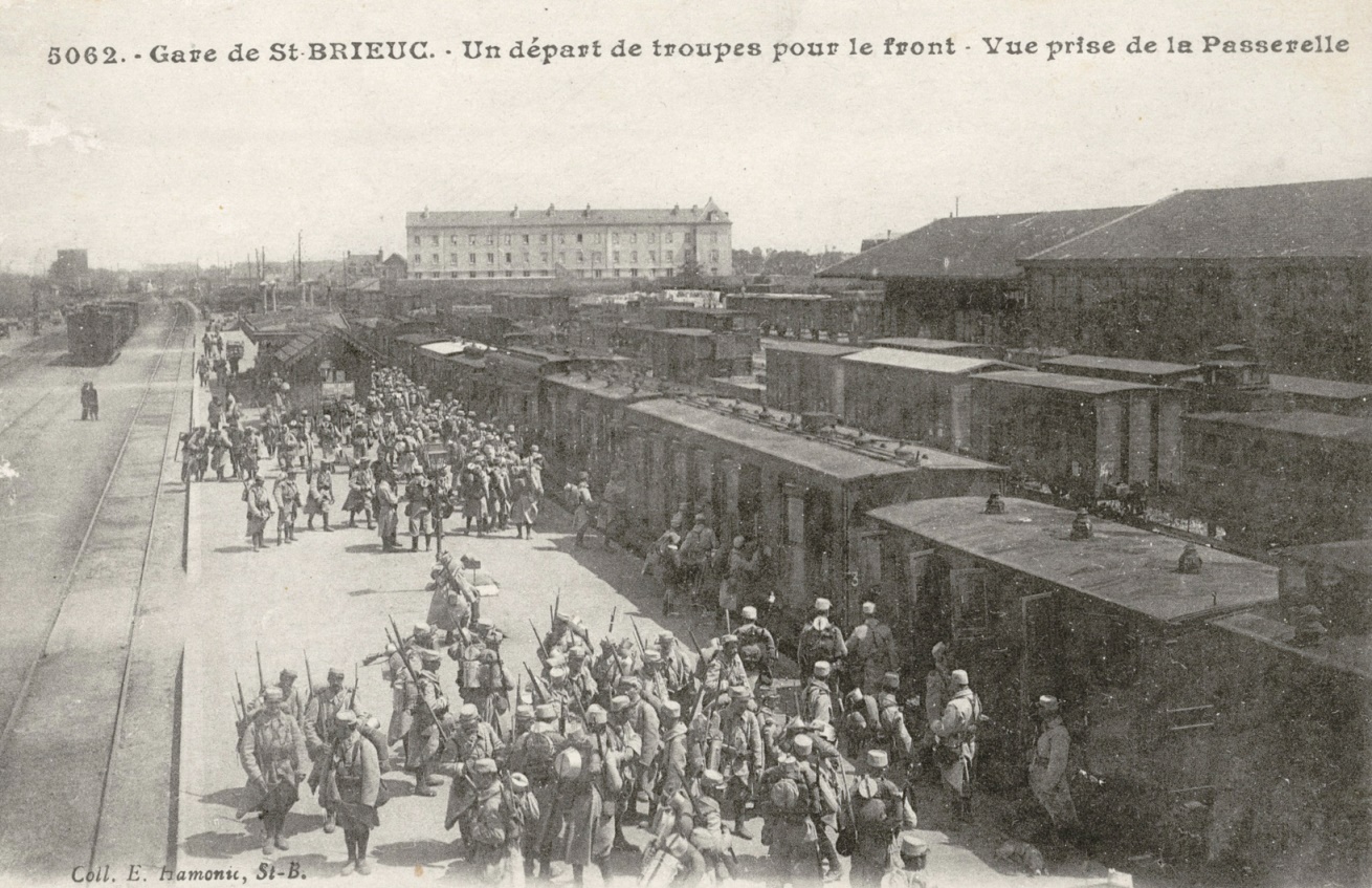 Departure from Saint-Brieuc station. A postcard from the Salonne collection (159 J) showing the departure of the troops to the battle front from St Brieuc station (postcard published in the exhibition catalogue of “Année 1914/ année 1944”   from the educational service of the Côtes-d’Armor Archives. Archives départementales des Côtes-d'Armor, fonds Salonne (159 J 53)