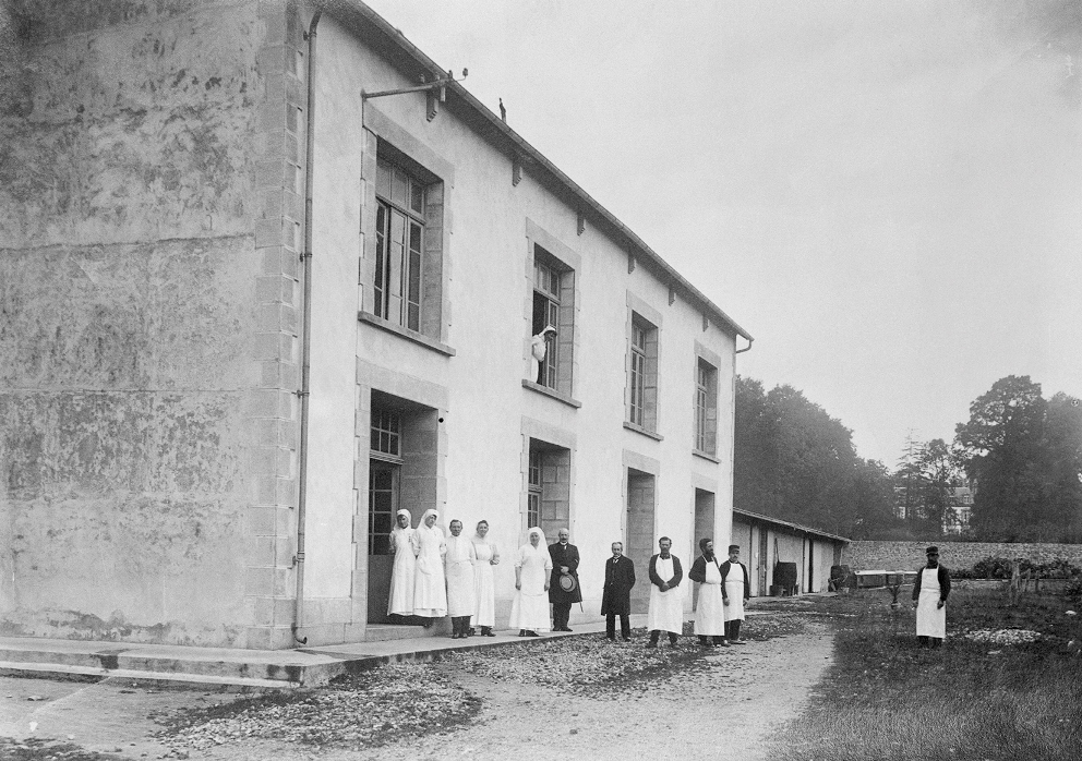 1er bâtiment de l’OC, appelé Ty Kenta (la 1è maison en breton) , transformé en hôpital durant la Première Guerre Mondiale. La façade de l’édifice, béni par Mgr Duparc en 1912 arbore encore aujourd’hui une plaque dédicatoire en l’honneur de son fondateur, Augustin de Boisanger - Triskalia - Ville de Landerneau