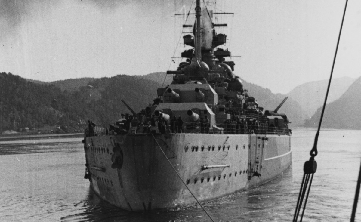 Le Tirpitz photograpié dans un fjord norvégien. Naval History and Heritage Command: NH 71318.