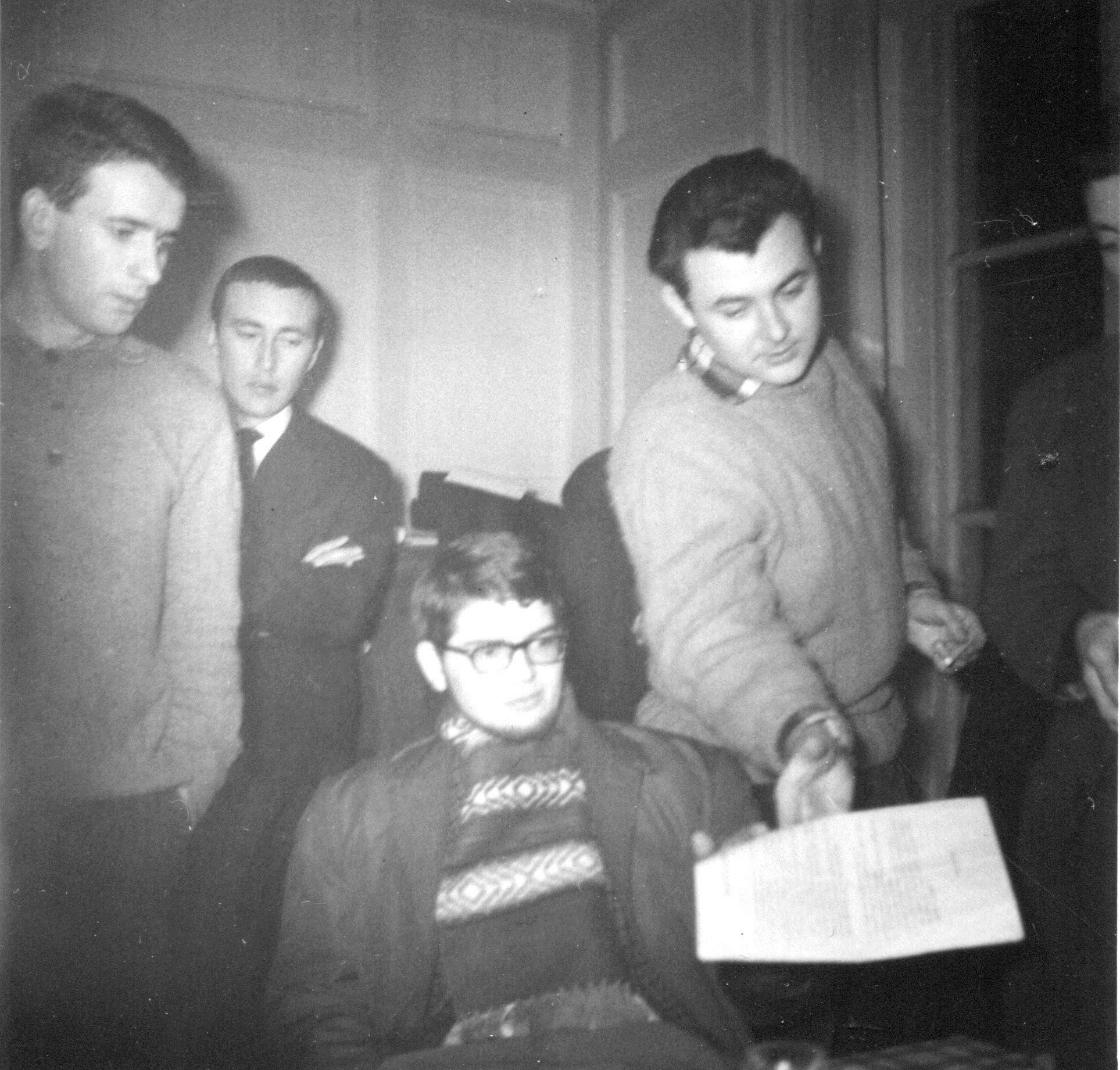 5 a viz Genver 1964 : krouidigezh UDB : Jean Guéguéniat, Jean-Paul ar Berr, Loeiz ar Beg. Dielloù UDB. Foto gant Yann-bêr Piriou