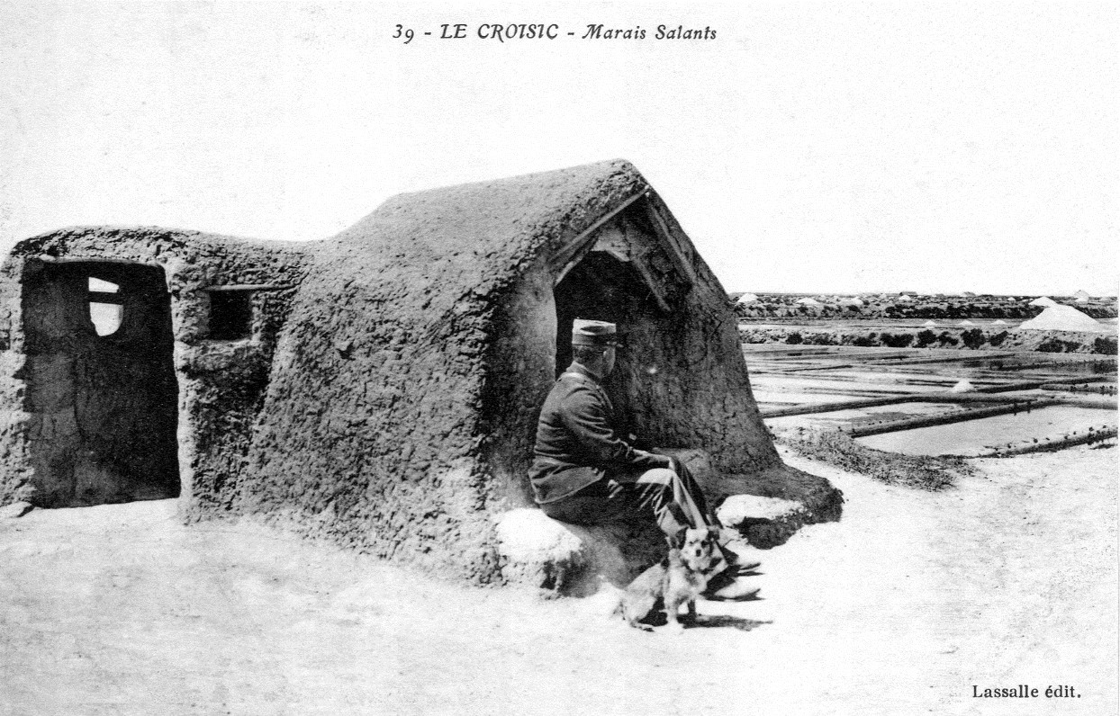 Douanier et son chien devant une cabane montée en argile sur armature de planches. Carte postale n° 39, Le Croisic - Marais salants, avant 1914, Lassalle éditeur. - coll. G. Buron