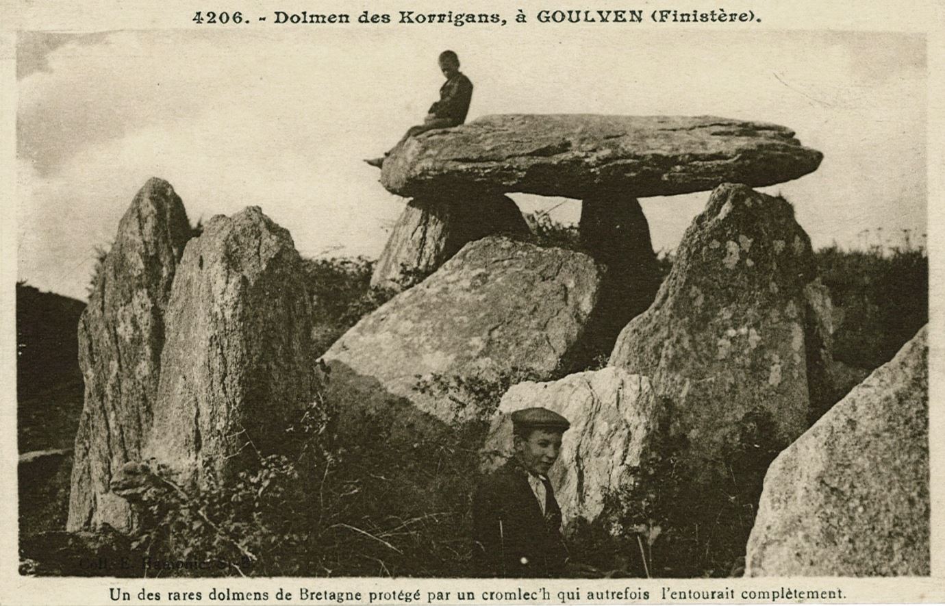 Le dolmen des korrigans, à Goulven (Finistère). Crédit : Cartolis AC00000425