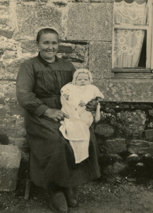 Madame Bertrand tenant son petit-fils Guy sur ses genoux, à Canihuel en 1935. Coll. Simon Bertrand (Dépôt Dastum 2014-529-25)