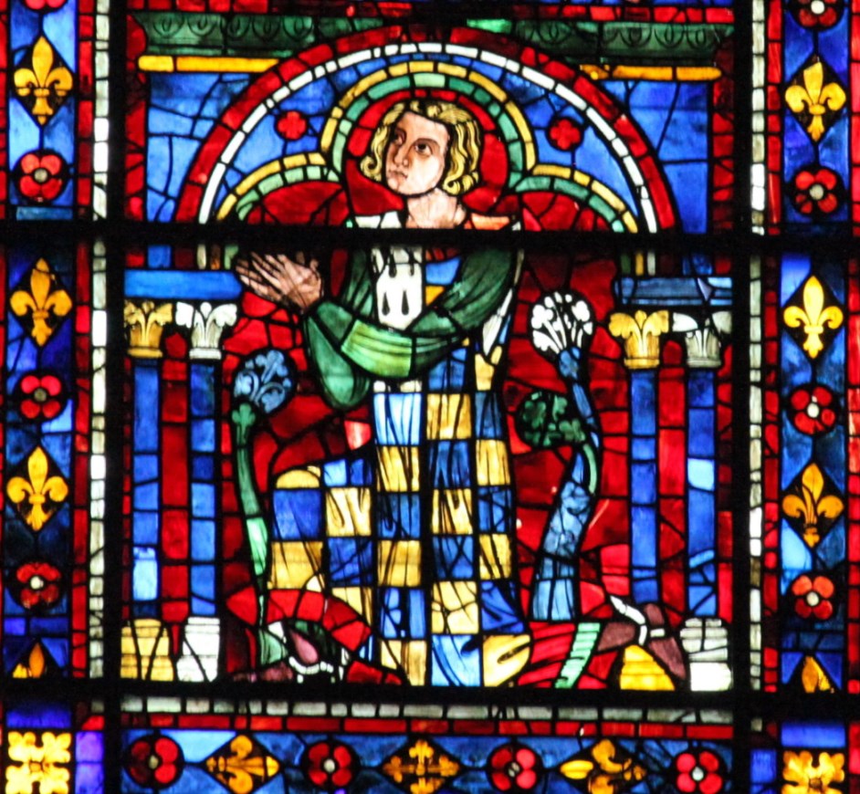 Verrière n°122 sous la rose sud de la cathédrale Notre-Dame de Chartres, sur laquelle est représenté Pierre de Dreux portant une cotte échiquetée d'azur et d'or au franc quartier d'hermines. Crédit : Jean-Yves Cordier-www.lavieb-aile.com.
