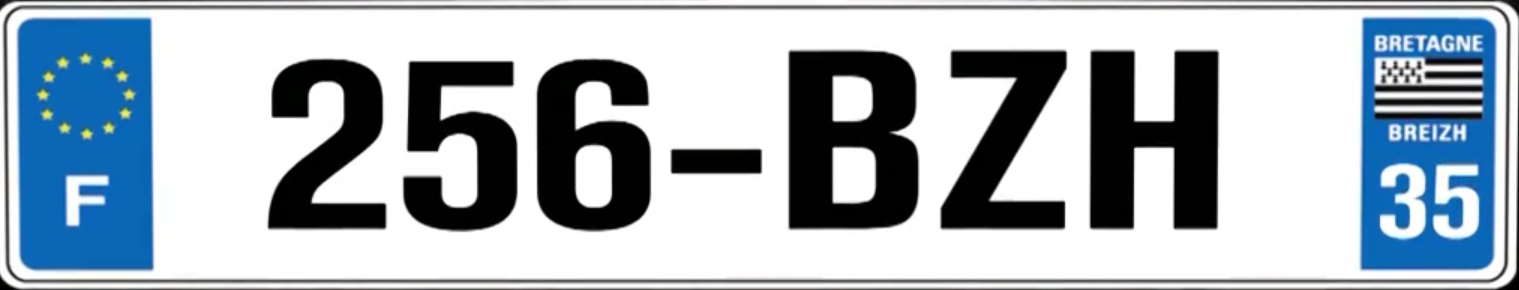 Le drapeau breton est « officialisé » par son utilisation sur les plaques minéralogiques. Son dessin consiste en neuf bandes horizontales égales, cinq noires et quatre blanches, représentant les neuf pays bretons, les noires ceux de Haute-Bretagne (Dol, Saint-Brieuc, Rennes, Nantes, Saint-Malo), et les blanches, ceux de Basse-Bretagne (Quimper, Saint-Pol de Léon, Tréguier, Vannes) ; et un canton d’hermine avec 11 mouchetures, rappelle la bannière ducale. Crédit : BCD/LBKrouiñ/UPR (clichés bretons)