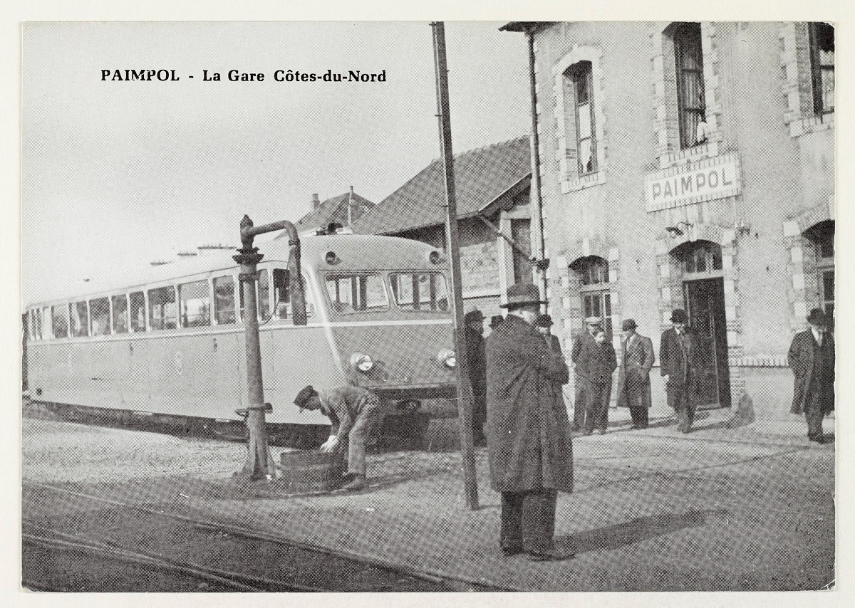 A la  gare de Paimpol (carte postale). Musée de Bretagne: 987.0077.8.