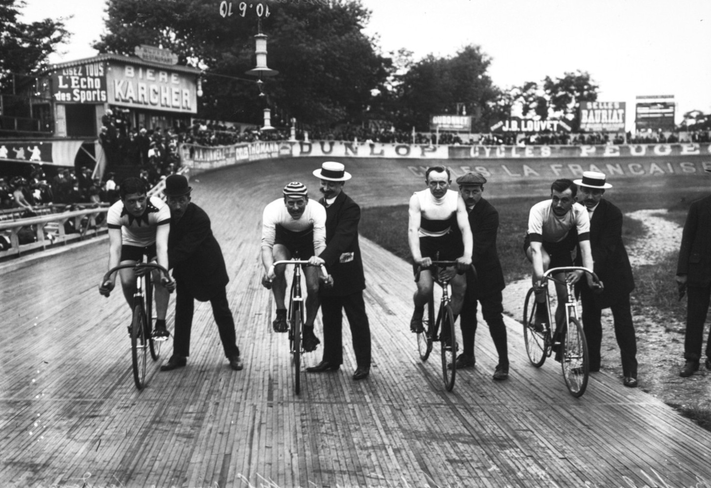 Lucien Petit-Breton, à droite, le 12 juin 1910, au départ d'une course sur le vélodrome de Buffalo (photographie de presse). Gallica / Bibliothèque nationale de France : .Rol, 10610