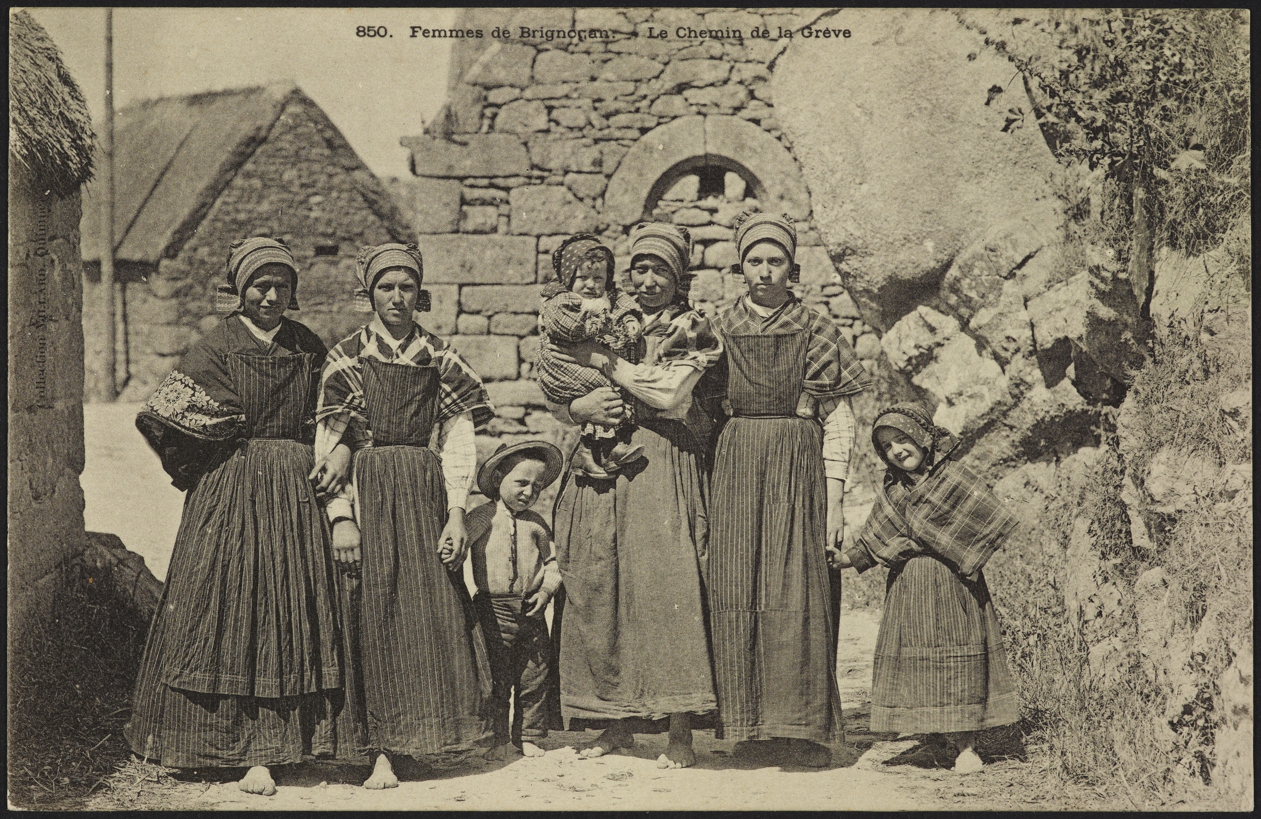 Femmes de Brignogan en tenue de travail. Aux pieds, elles portent généralement des sabots de bois pour aller aux champs, mais travaillent pieds nus sur la grève. Carte postale des Éditions Villard, Quimper, cliché pris à la fin du 19e siècle – Marque du Domaine Public – Collection Musée de Bretagne, Rennes.