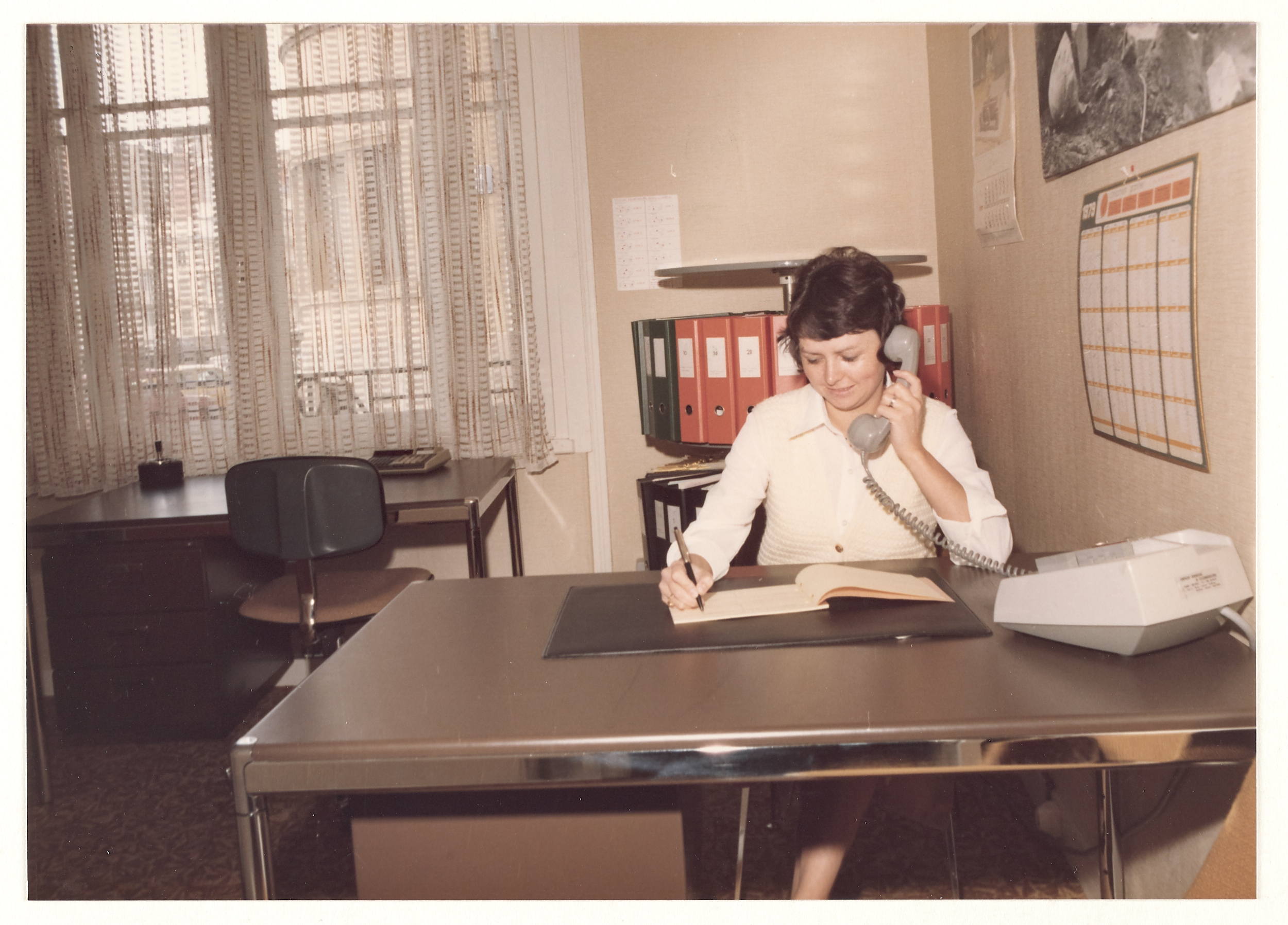 Portrait de femme au bureau, cliché Sigismond Michalowski (1925-2003) – Licence CC-BY-SA – Collection du Musée de Bretagne, Rennes.