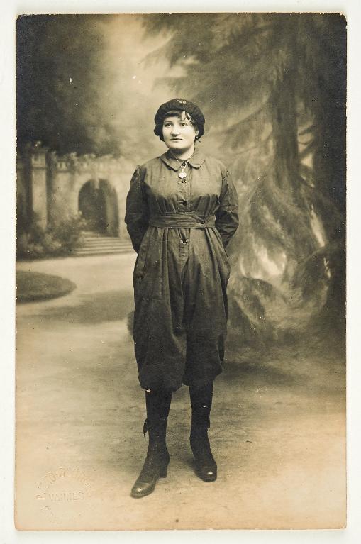 Portrait d’ouvrière de la poudrière, photo-Georges à Vannes, années 1910 – Licence CC-BY-SA – Collection du Musée de Bretagne, Rennes.