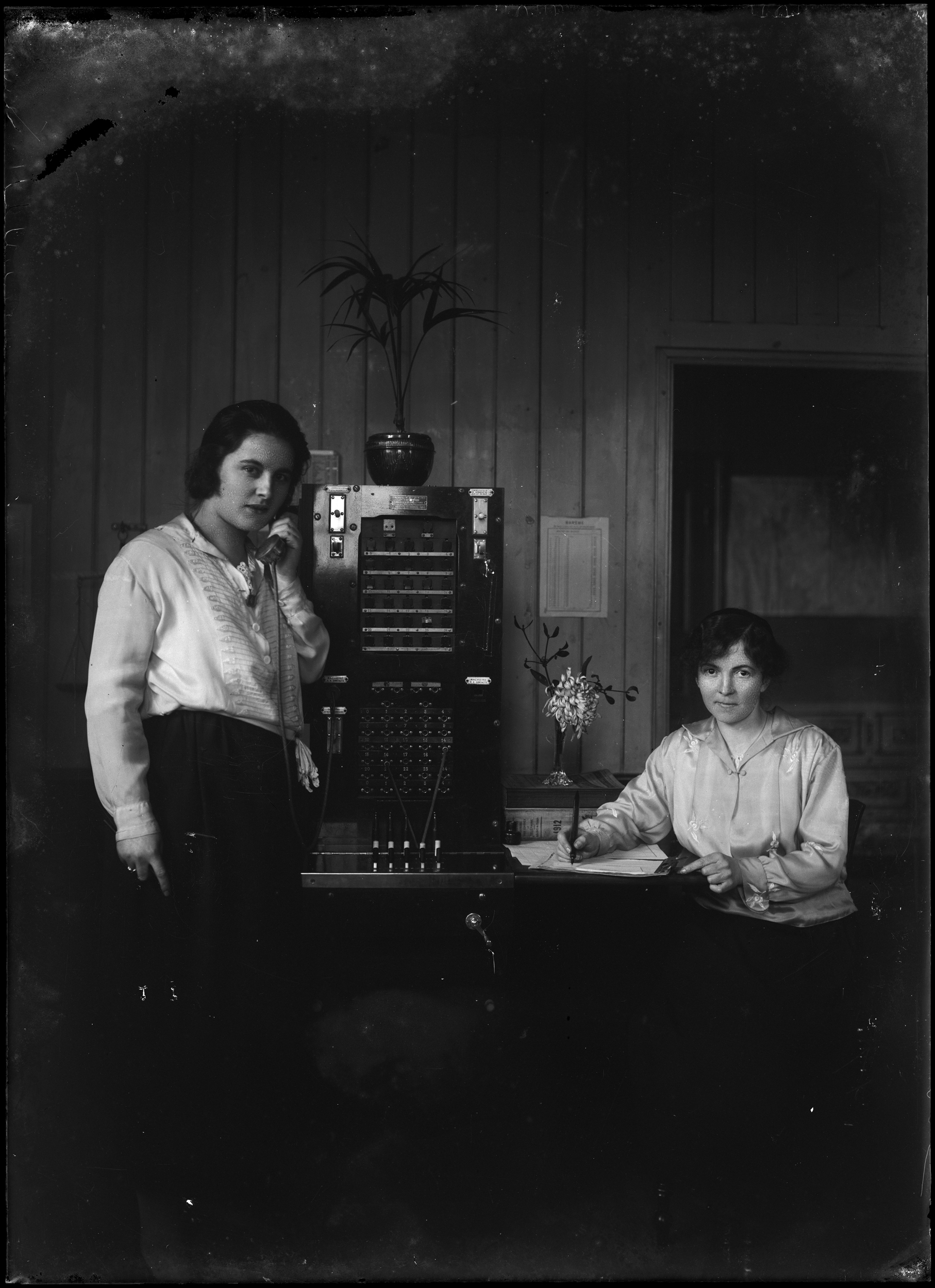 Deux femmes postières, 1924. Photo : Henri Rault. Collections du Musée de Bretagne. Domaine public.