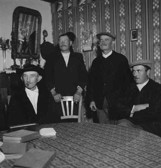 Surzur (56), le 24 juillet 1939. De gauche à droite, F. Pavec, C. Daniel, M. Mitton, F. Le Brun dans l’arrière salle de l’auberge-épicerie de Mme Le Gall, attendent d’être enregistrés. © Mucem, Jeannine Auboyer, ph.1940.2.18.