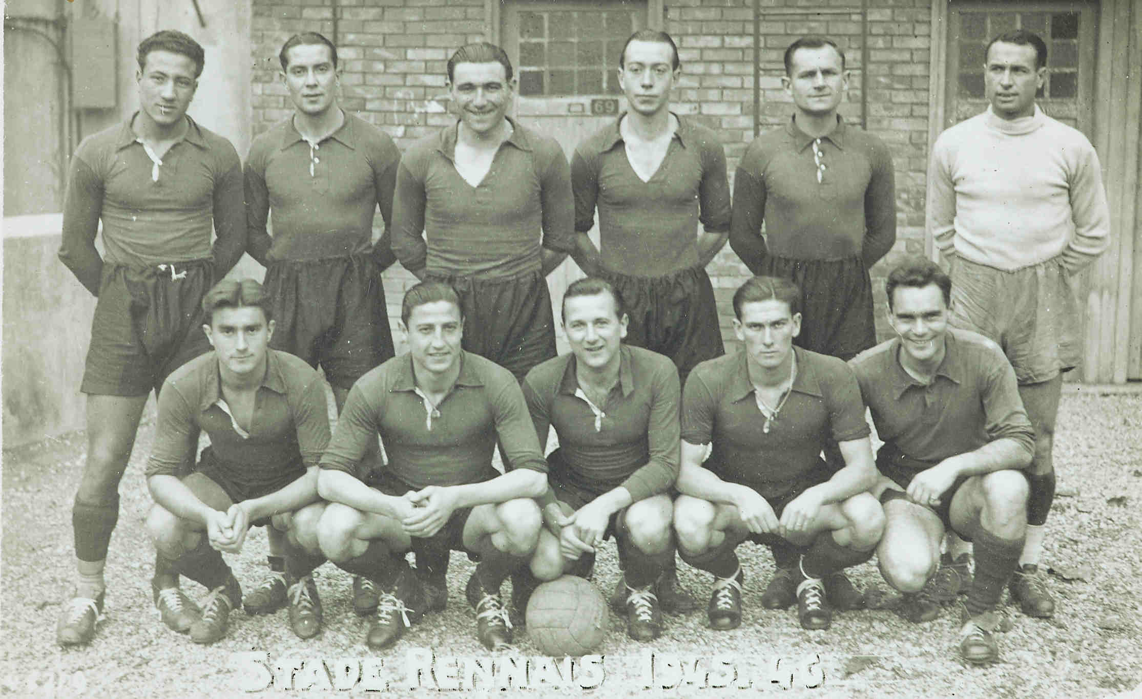 Stade rennais 1945-1946. Franz Pleyer se trouve à côté du goal dans la rangée du haut. Collections Musée de Bretagne / Écomusée de la Bintinais.