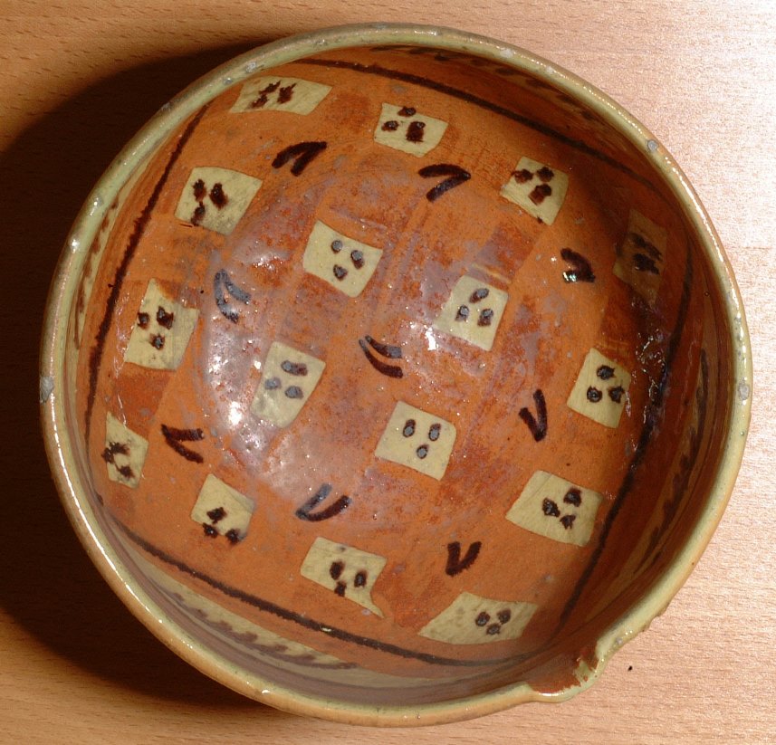 Écuelle en terre cuite décorée aux engobes Collection Musée de la Faïence Quimper, cliché Gilles Kervella