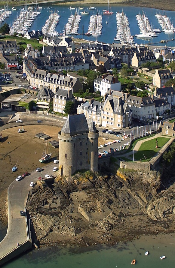 Tour Solidor à St Malo, à l’arrière de la tour le rempart du bastion d’origine gallo-romaine occupé par les Normands - Mairie de Saint-Malo - Manuel Clauzier