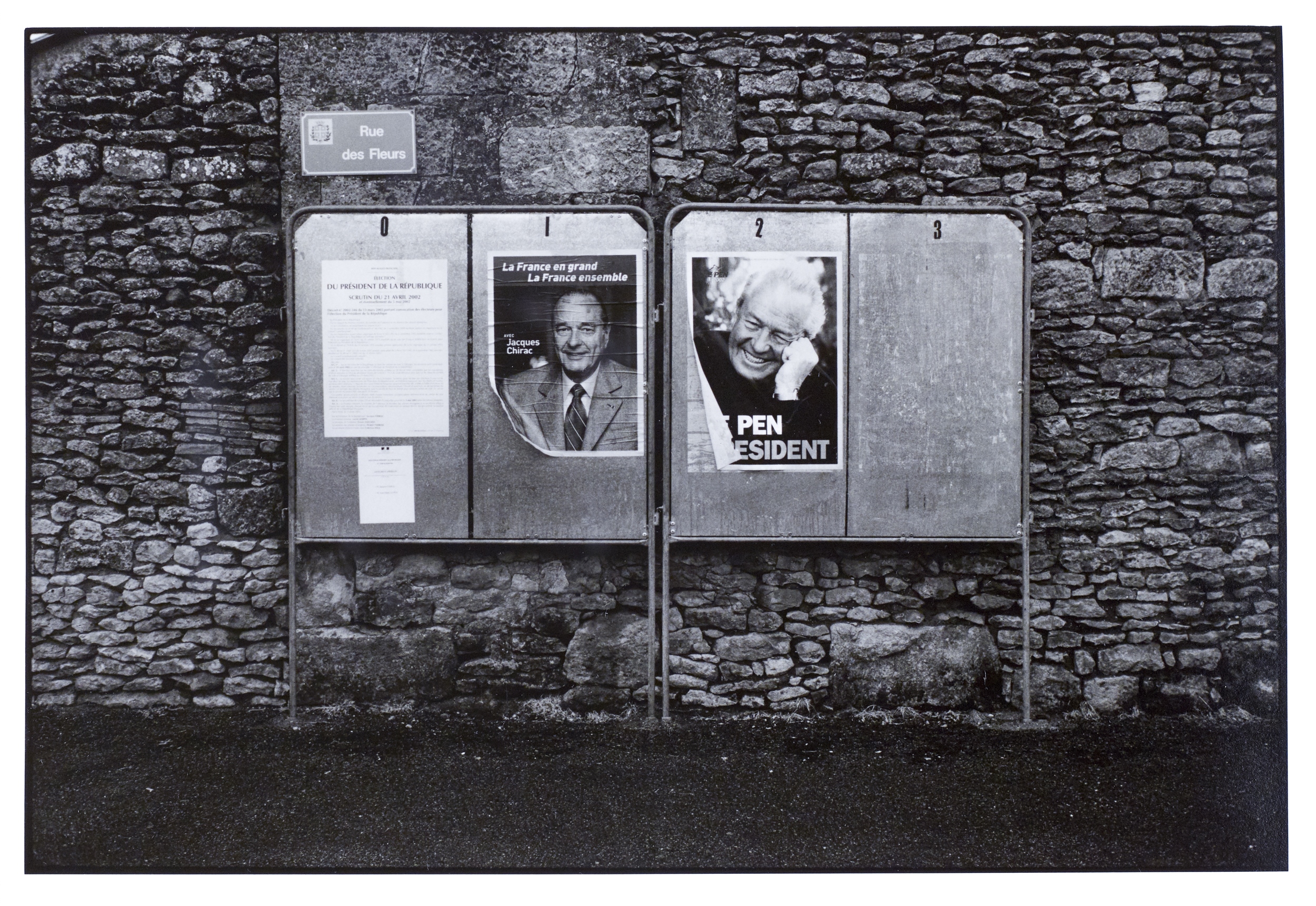 Affiches électorales de Jacques Chirac et de Jean-Marie Le Pen pour le second tour des élections présidentielles de 2002. Photo : Alain Amet. Source : Collections du Musée de Bretagne. Numéro d’inventaire : 2002.0009.54
