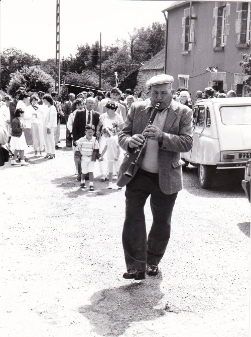 Iwan Thomas (1935-1989) mène un cortège de noce avec sa clarinette à Peumerit-Quintin en 1985. Perfection, puissance sonore, virtuosité, ornementations… Le maître de la treujenn –gaol (« tronc de choux ») !  Photo Hervé Bidard / Collectif Vielle en Bretagne.
