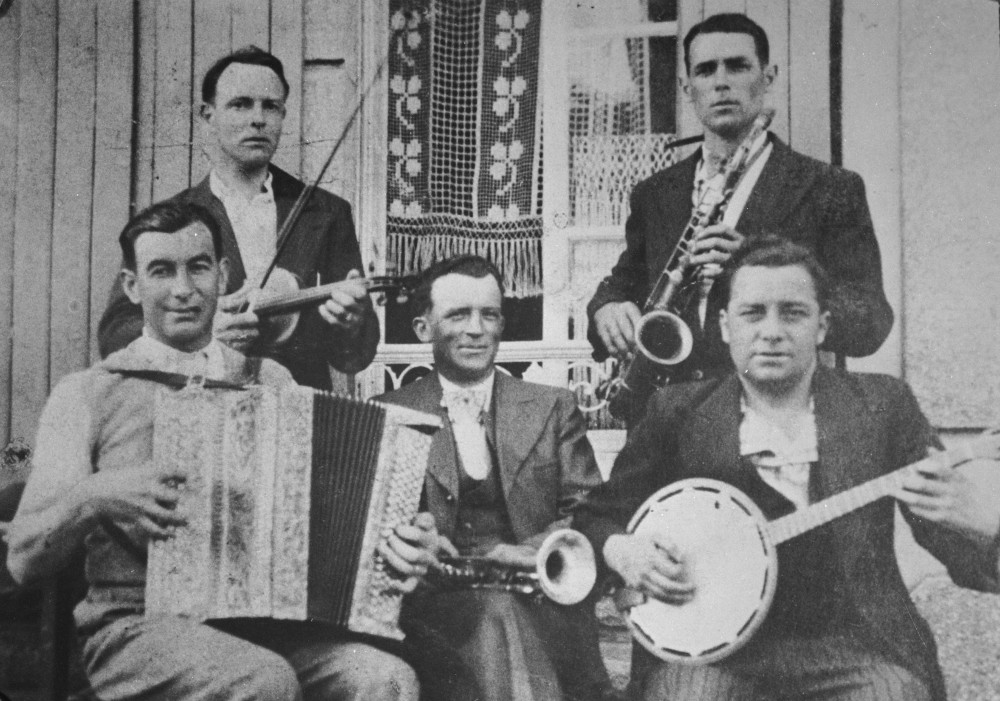 Le Jazz Menez vers 1935-1936 appelé "Idéal-Jazz". Yves Menez de Scrignac (accordéon chromatique), Gaston Thépaut (saxo), Jean Le Boulc'h (banjo), Louis Macé (violon), François Poupon (trompette), tous les quatre de Carhaix - Dastum.