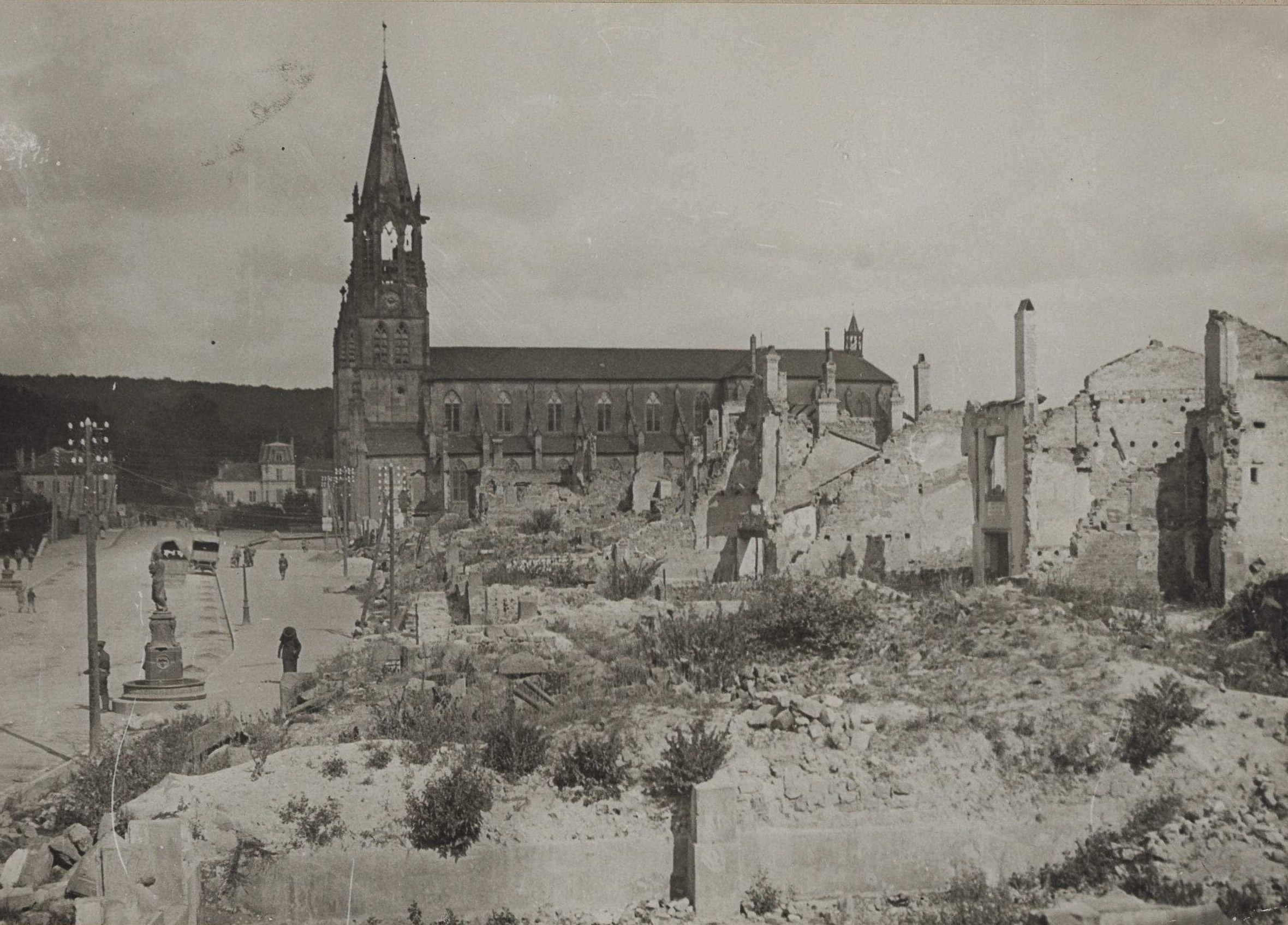 Les abords de l'église de Baccarat, 30 août 1918. La Contemporaine: VAL 151/032.