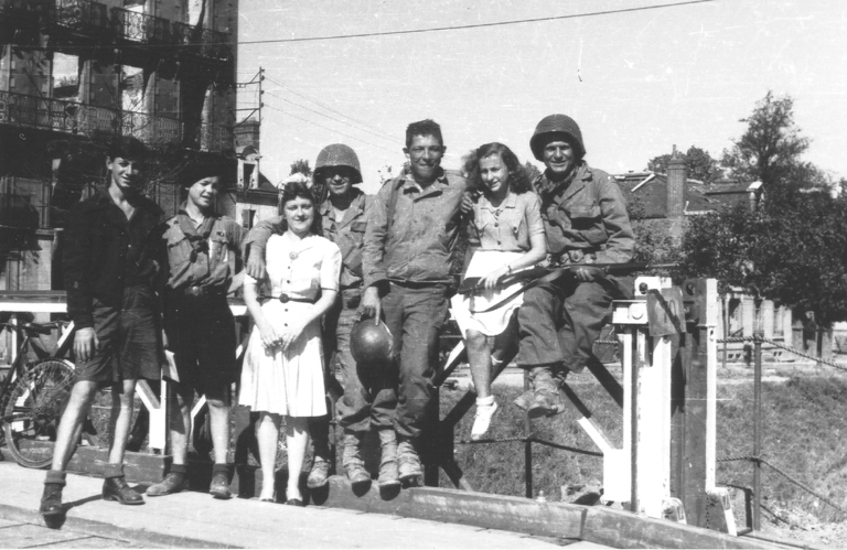 Groupe d'Américains et de jeunes filles sur le pont de Châteaudun à Rennes, en août 1944. 