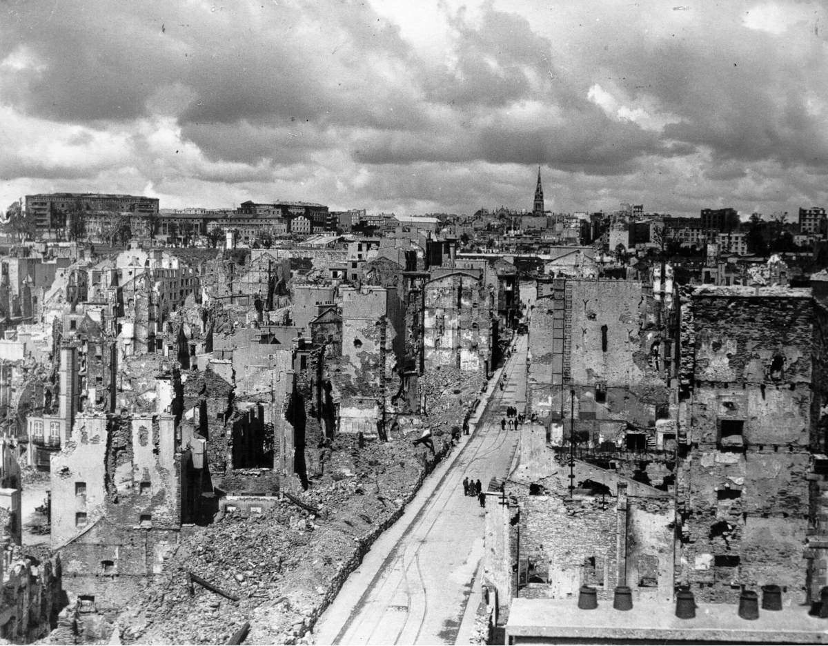 Vue générale du centre-ville détruit en 1944, la rue de Siam