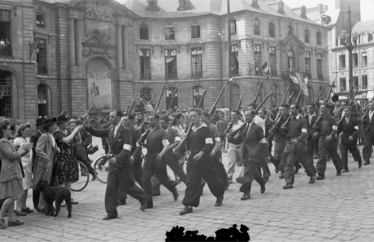 Des Résistants défilent place de la Mairie à Rennes, le 4 août, à l’occasion de la Libération de la ville 