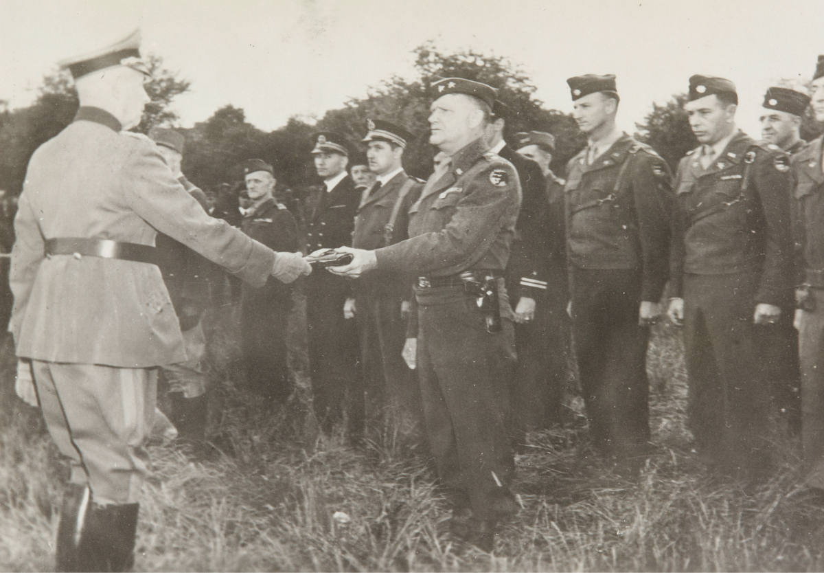 Réddition allemande de la poche de Lorient le 10 mai 1945. Dans le champ de Caudan (proche de Lorient), le général allemand Fahrmbacher remet son pistolet au général américain Kramer, Commandant de la 66e division d'infanterie.