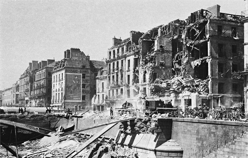Vue du quai Lamartine, après la Libération de Rennes le 4 août 1944. Des éléments du génie de l'armée américaine procèdent à des travaux sur l'immeuble effondré.
