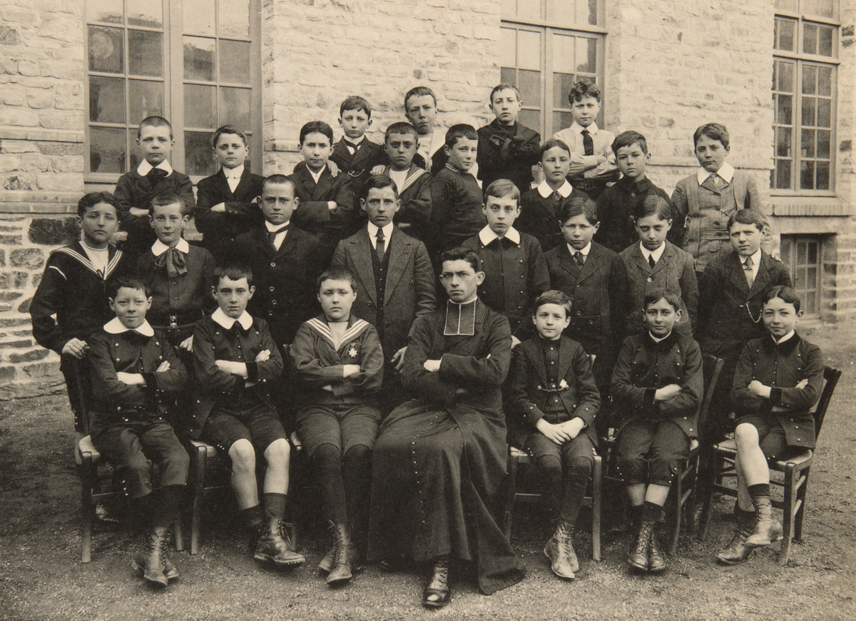 Elèves de cinquième du collège Saint-Vincent de Rennes. Musée de Bretagne: Elèves posant sur le grand escalier du lycée Saint-Vincent de Rennes, juin 1953. Musée de Bretagne : 82.0008.3498.2.