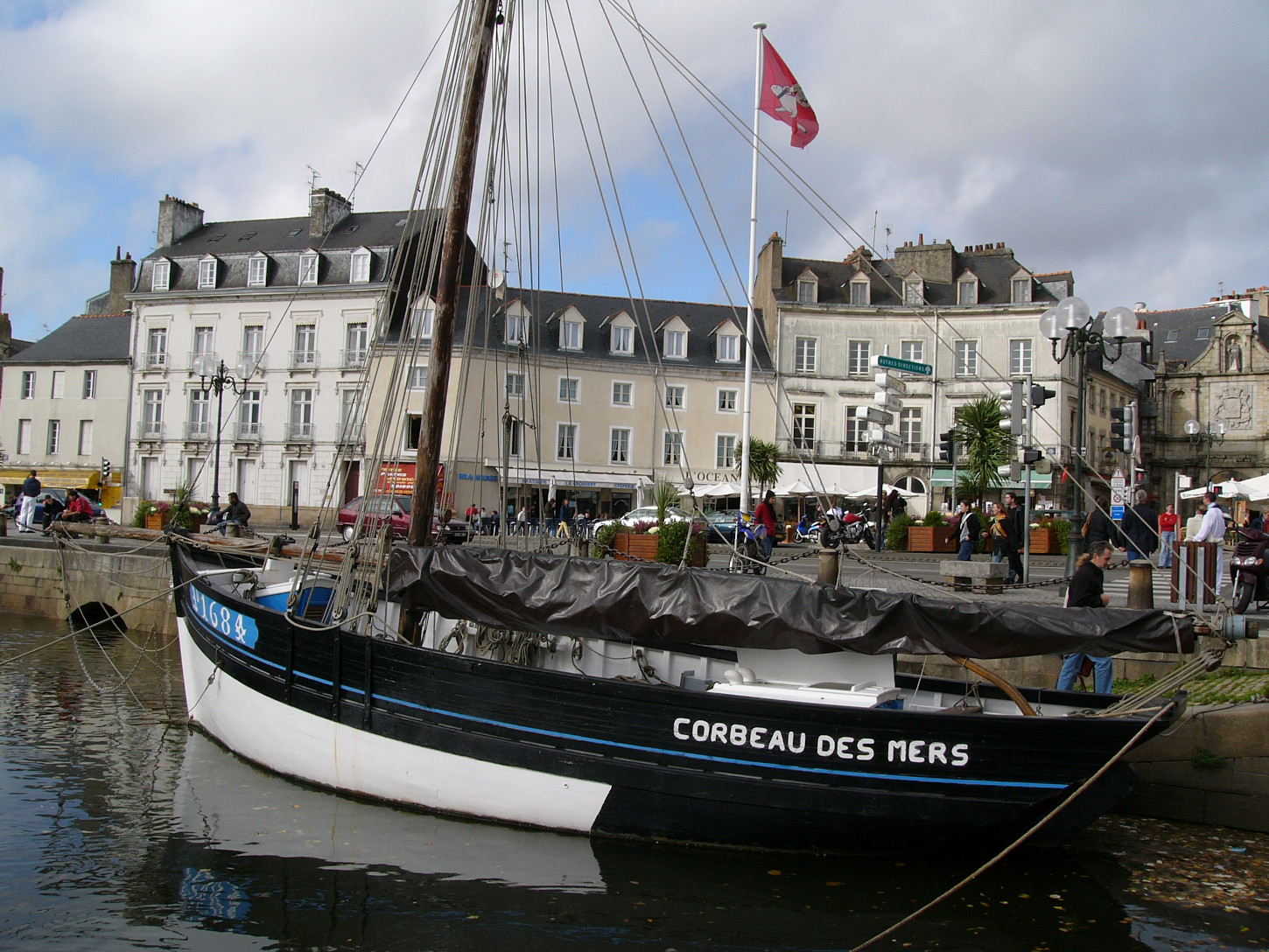 le Corbeau des mers, aujourd'hui propriété du Musée de Saint-Marcel, dans le port de Vannes. Wikicommons.