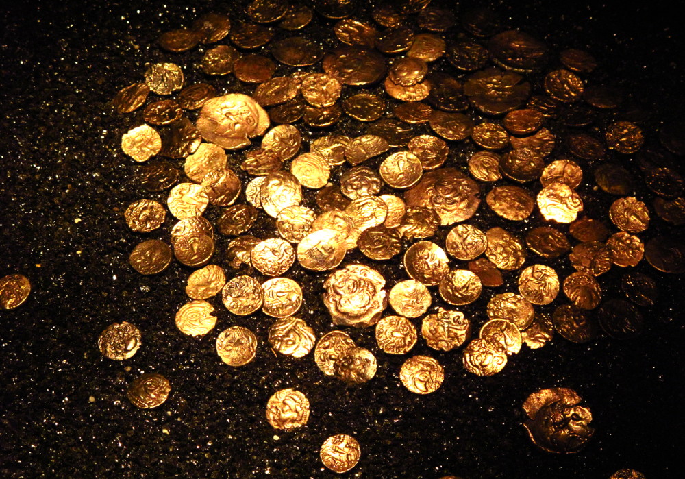 Monnaies d'électrum de la cité des Osismes, servant à payer les transactions importantes, vers -50 avant J.C.  - (Musée de Bretagne, Rennes) – photo : Sammyday (Wikimédia)